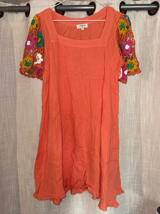 Umgee Dresses & Skirts - Umgee Coral Dress with Crochet Floral Sleeves Women’s Size Small